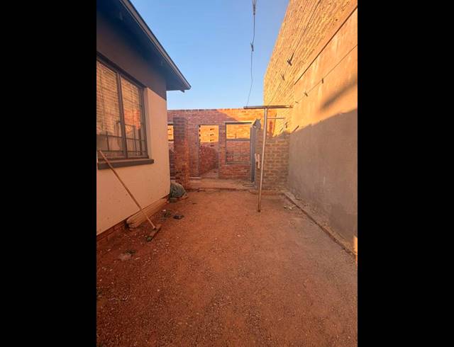 2 BEDROOM HOUSE FOR SALE IN MAHUBE VALLEY